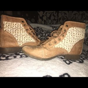 Vintage tan/brown ankle laced boots.
